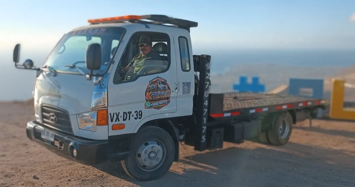 Grúa Keeper en un mirador sobre Iquique con el mar de fondo