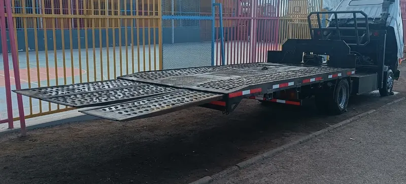 Plataforma de carga de la grúa con las rampas abajo