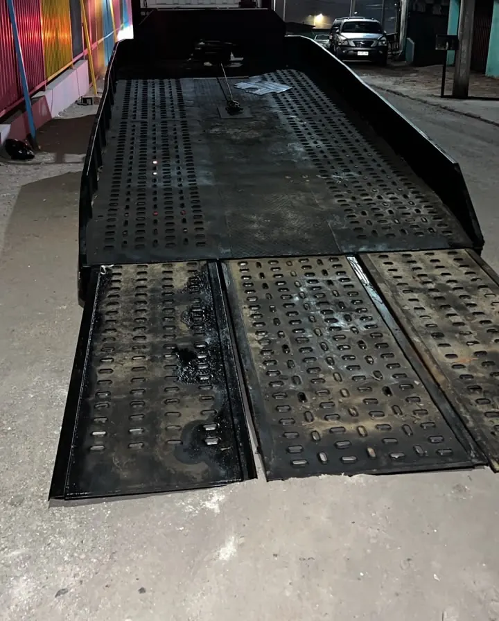 Rampas de la plataforma desplegadas de noche